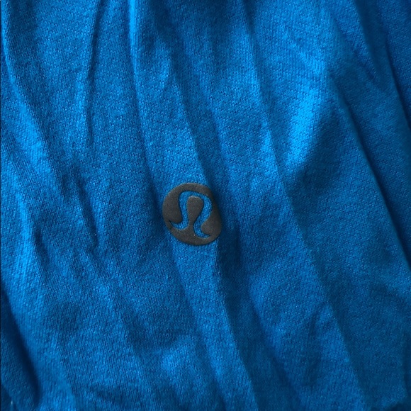 RARE! - LuluLemon Wild Tank Top in Shocking Blue with built in Bra - size 4 - Picture 6 of 6